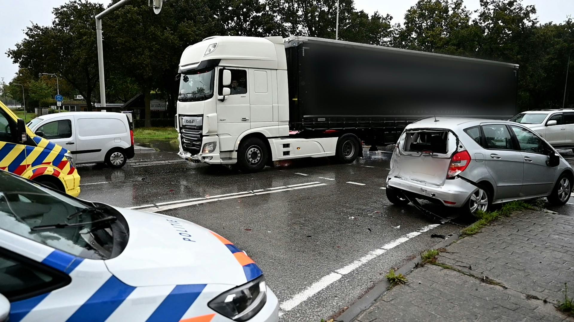 Automobilist Loopt Hoofdwond Op Bij Botsing Met Vrachtwagen