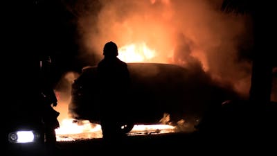 BMW in vlammen op in Glanerbrug, mogelijk brandstichting