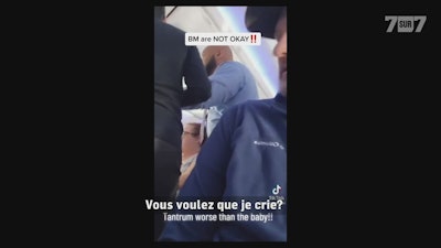 Une hôtesse de l'air interdit à un bébé de 8 mois de pleurer
