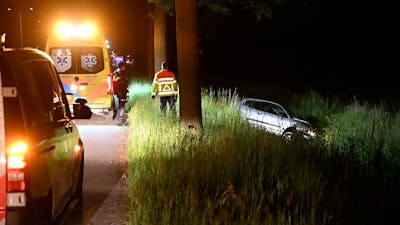 Auto raakt van de weg en belandt in de sloot in Oisterwijk