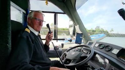 Na 16.000 ritten neemt chauffeur Henk afscheid van waterbus