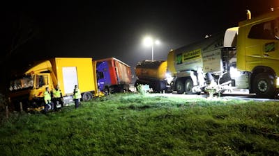 A27 afgesloten na ongeluk met meerdere vrachtwagens