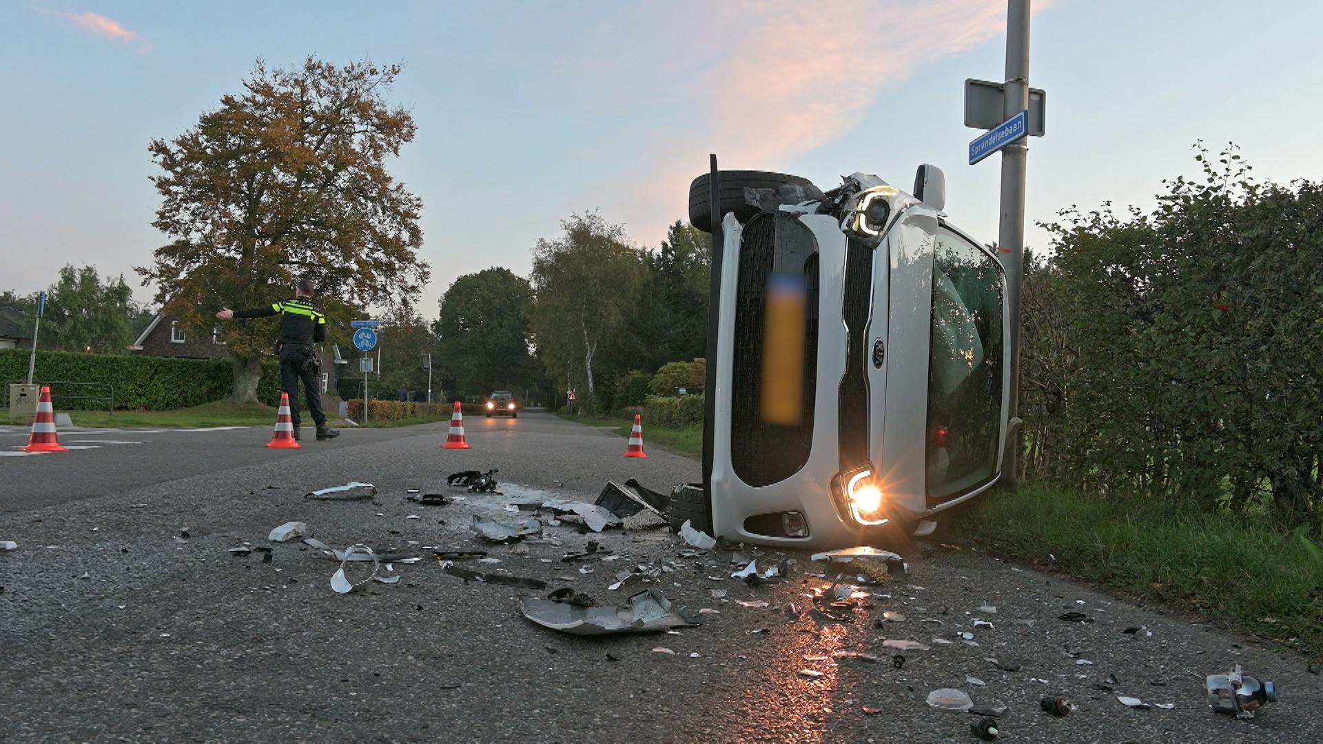 Auto Belandt Op Zijkant Bij Botsing In Etten-Leur