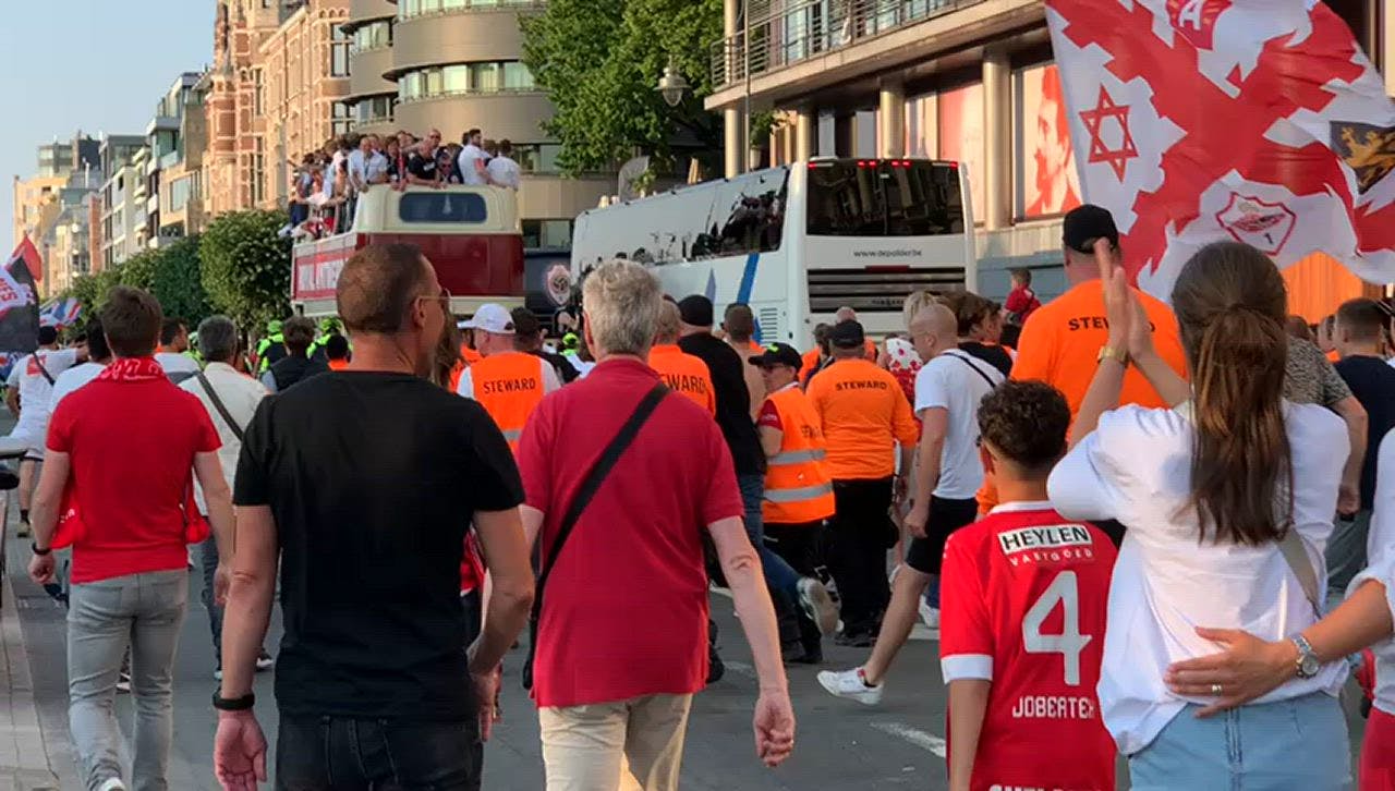 Antwerp-supporters Hollen Achter Spelersbus Aan