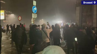 Relschoppers gooien stenen naar politie in Brussel