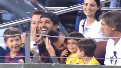Suárez ‘corrigeert’ juichende Messi jr na misser Barça