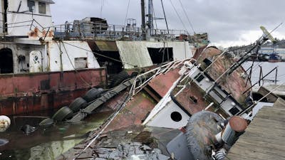 Vervallen sleepboot zinkt in haven van Seattle