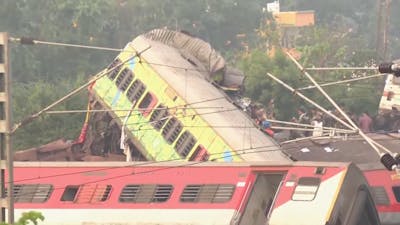 Indiërs zoeken nog steeds naar slachtoffers na treinramp