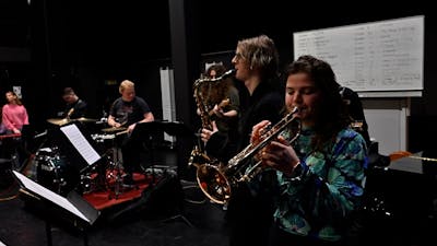 Studenten repeteren met wereldmuziek in Wilminktheater