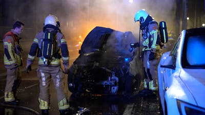 Brandende auto rolt uit parkeervak de weg op in Deventer