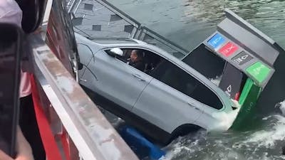 Un automobiliste rate sa manœuvre et termine dans l'eau