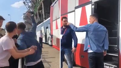 Berghuis slaat FC Twente-supporter bij spelersbus
