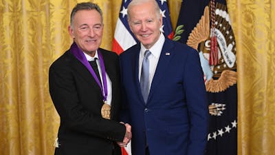 Bruce Springsteen krijgt hoogste onderscheiding van Biden