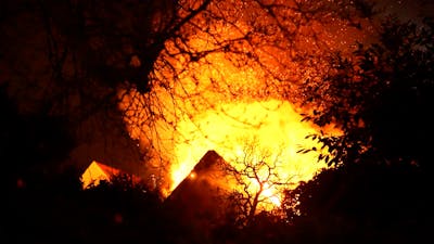 Uitslaande woningbrand in Arnhem, brandweer rukt massaal uit