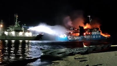 Blusboot bestrijdt dodelijke brand op Filipijnse veerboot