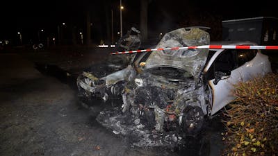 Twee auto’s branden uit bij voetbalclub in Nijmegen