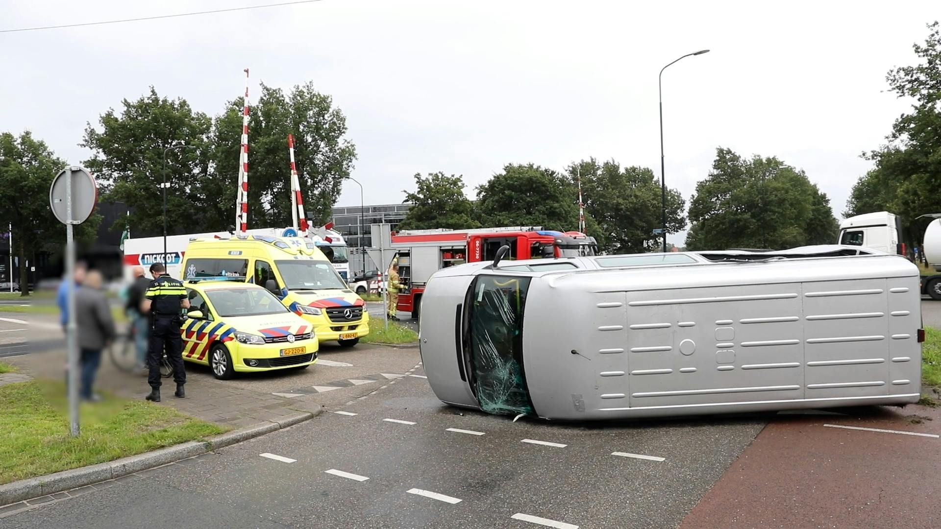 Vrachtwagen Ramt Taxi; Busje Belandt Op Zijkant In Apeldoorn