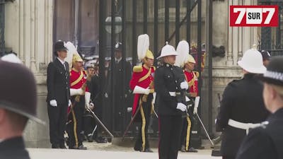 Le cercueil de la Reine quitte l'abbaye de Westminster