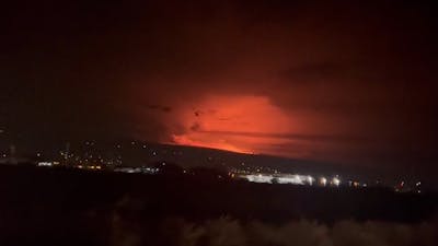 Lucht kleurt oranje door vulkaanuitbarsting op Hawaii