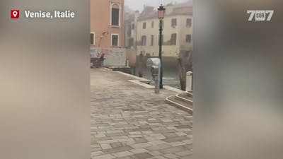 Un homme saute dans un canal à Venise