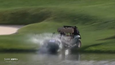 Even afkoelen: onbemand golfkarretje rijdt het water in