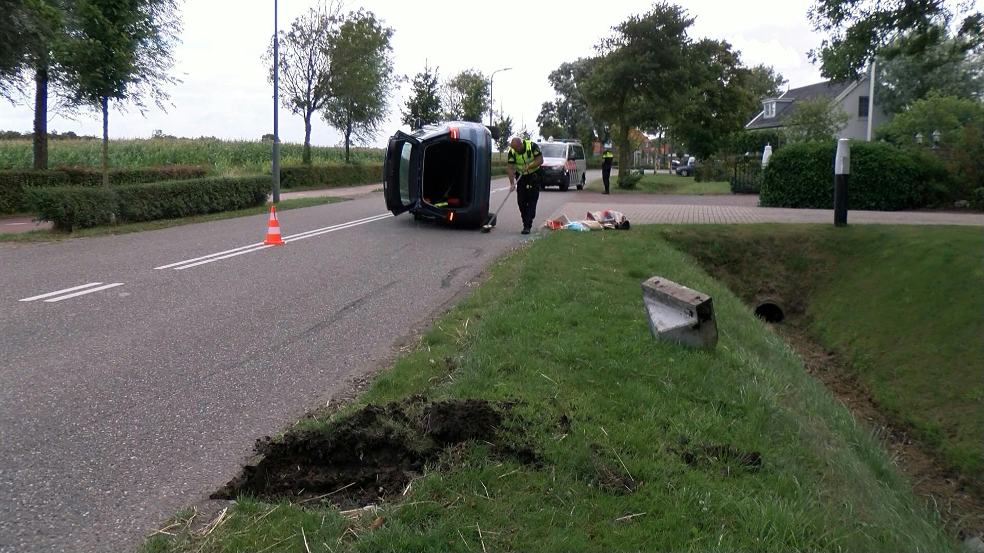 Auto Belandt Op Kant Na Botsing Met Schrikblok In Aagtekerke