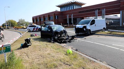 Gewonden en forse schade na verkeersongeluk in Poeldijk