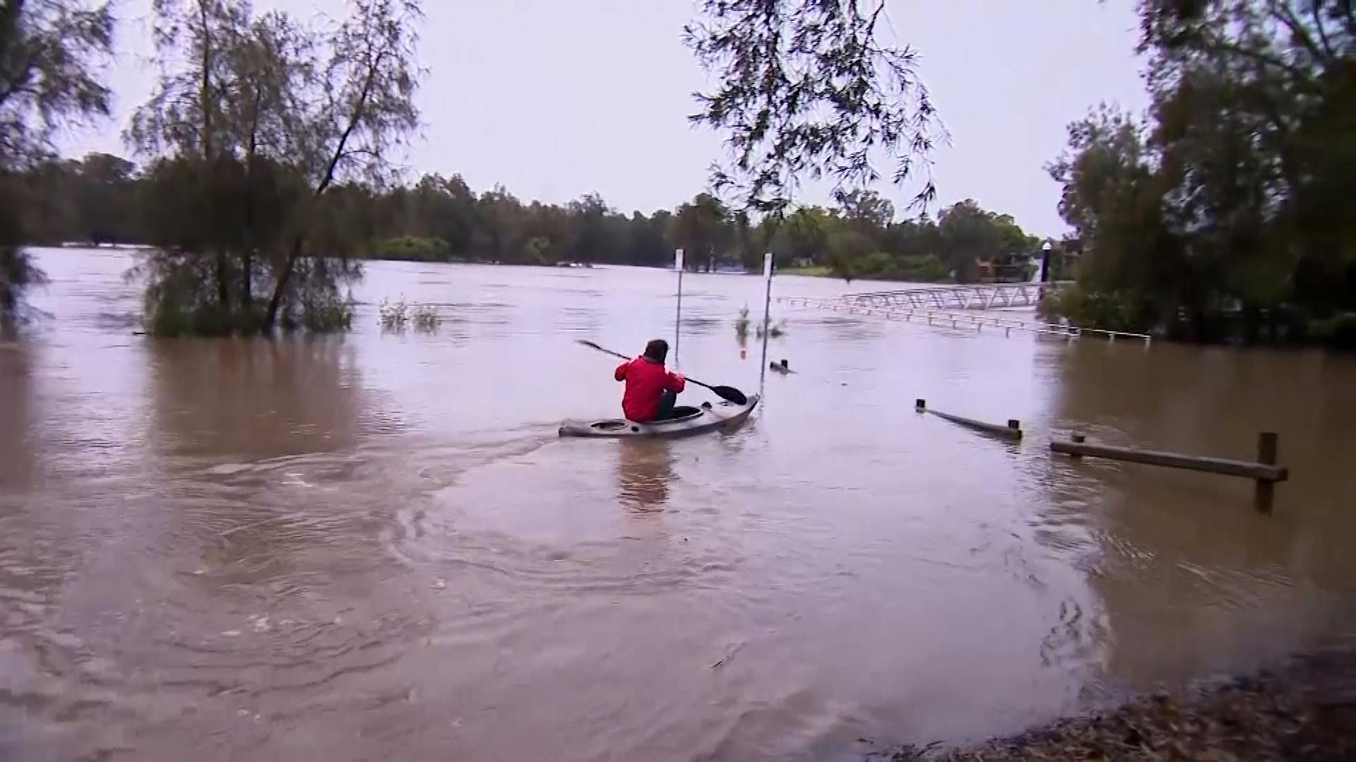 Australiërs Gaan Per Kano Over Straat Na Zware Regenval