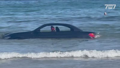 Une BMW découverte garée dans la mer