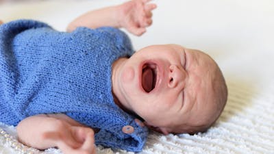 Heeft je baby last van krampjes? Zó kan je hem helpen