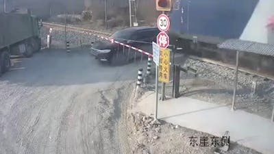 Auto op haar na geraakt door trein op overweg in China