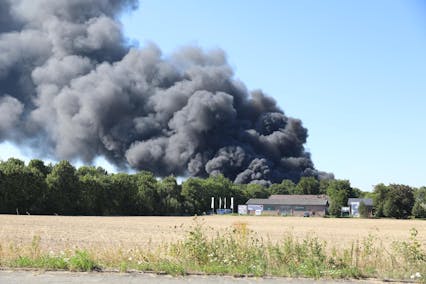 Onverbiddelijk Scully Verdeelstuk Brand bij Duits bedrijf: rookwolken in Gelderland te zien