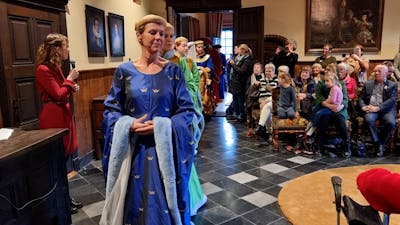 Een modeshow met kleding uit de Middeleeuwen
