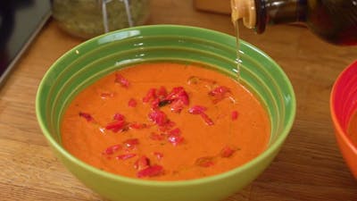 Met gegrilde paprika uit pot maak je deze smakelijke soep