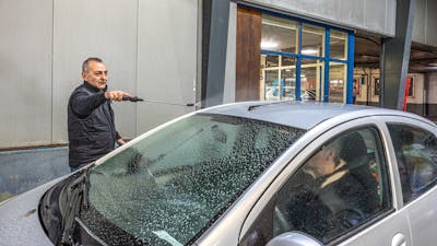 Geliefde Orhan stopt na 40 jaar met auto's wassen in Zwolle