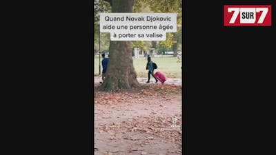 Novak Djokovic aide une femme à porter sa valise
