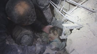 Hulpverleners halen Syrisch meisje levend onder puin vandaan