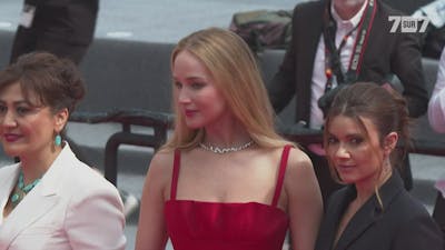 Jennifer Lawrence monte les marches du Festival de Cannes