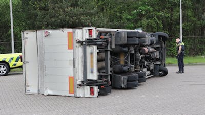 Vrachtwagen slipt en kantelt bij tankstation in Kaatsheuvel