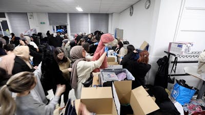 Inwoners Den Haag brengen massaal kleding voor ramp Turkije