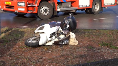 Scooterrijder in Zutphen bekneld onder auto na botsing