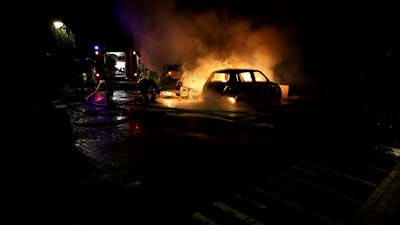 Twee auto's gaan in vlammen op in Boekel