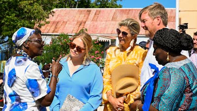 Amalia krijgt slavenkraal tijdens bezoek Sint Eustatius