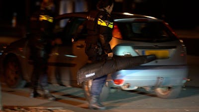 Politie houdt met getrokken wapens een man aan in Deventer