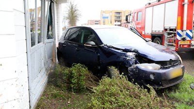 Auto botst op Chinees restaurant na ongeluk in Culemborg