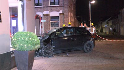 Auto ramt gevel van winkel in Zaamslag