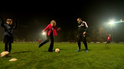 Julie Van den Steen waagt zich aan een potje voetbal