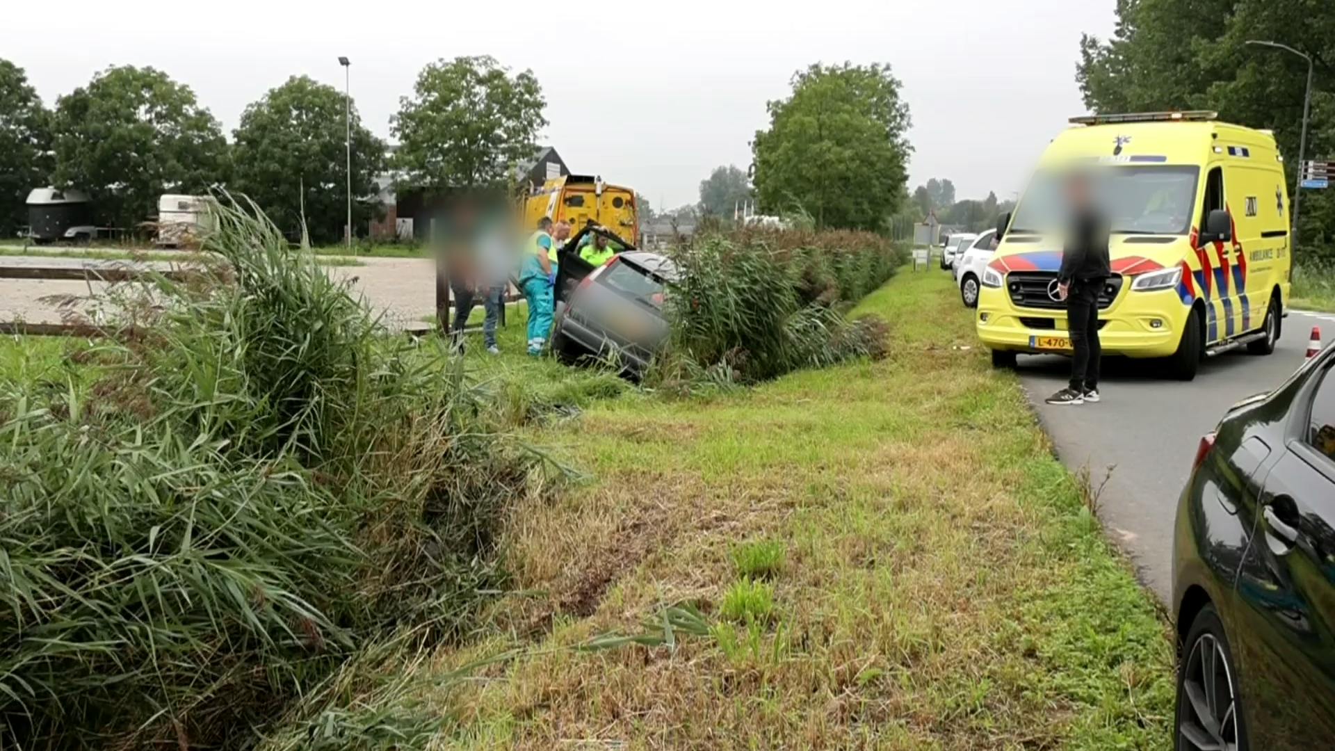 Bestuurder Raakt Gewond Nadat Hij In Sloot Belandt