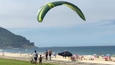 Paraglider maait toeriste omver
