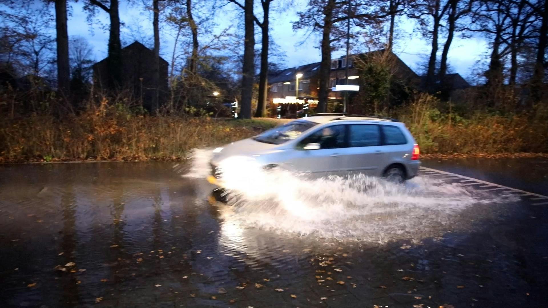 Drie Straten In Apeldoorn Vol Water Door Gesprongen Leiding